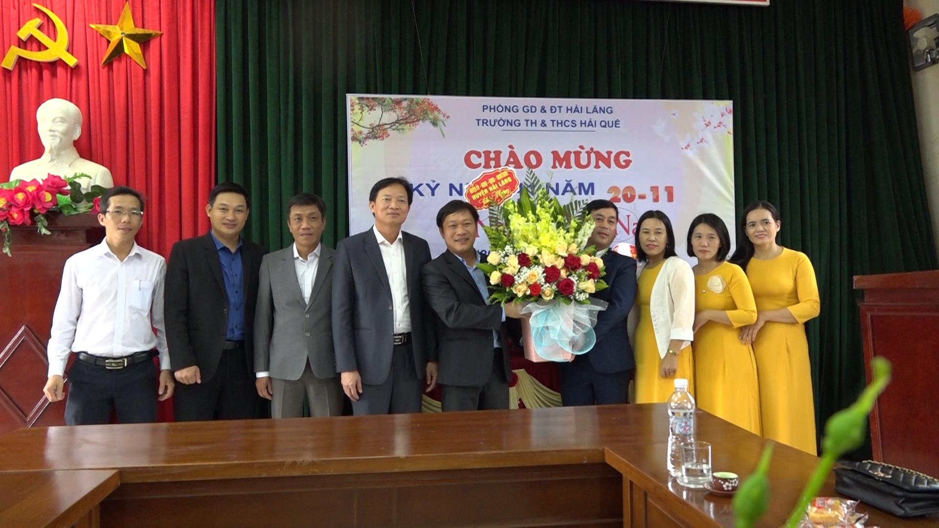 Lãnh đạo huyện thăm, chúc mừng ngày Nhà giáo Việt Nam